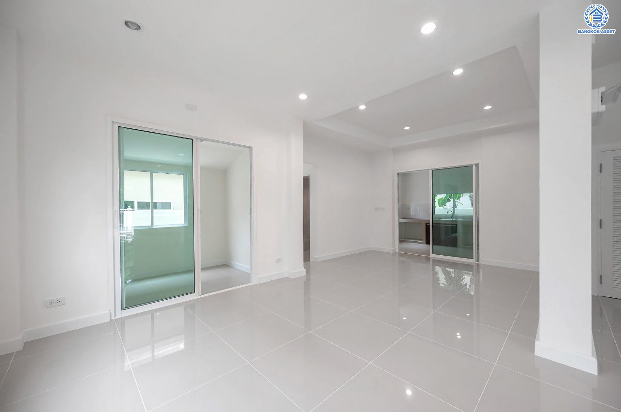 บ้านมือสองตกแต่งใหม่ โครงการ มณีรินทร์ เลคแอนด์พาร์ค ราชพฤกษ์-ติวานนท์ เนื้อที่ 64.1 ตร.ว. ฟังก์ชัน 4 ห้องนอน 3 ห้องน้ำ 1 ห้องอเนกประสงค์ จอดรถได้ 2 คัน บรรยากาศเงียบสงบเป็นส่วนตัว สิ่งอำนวยความสะดวกมากมาย บนทำเลติดถนนใหญ่ เชื่อมต่อถนนราชพฤกษ์ ใกล้จุดขึ้นทางด่วน "ศรีสมาน"...